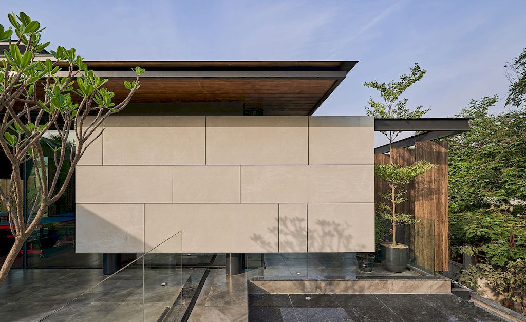 Corner House Connected to Well landscaped Outdoors by DADA Partners 2