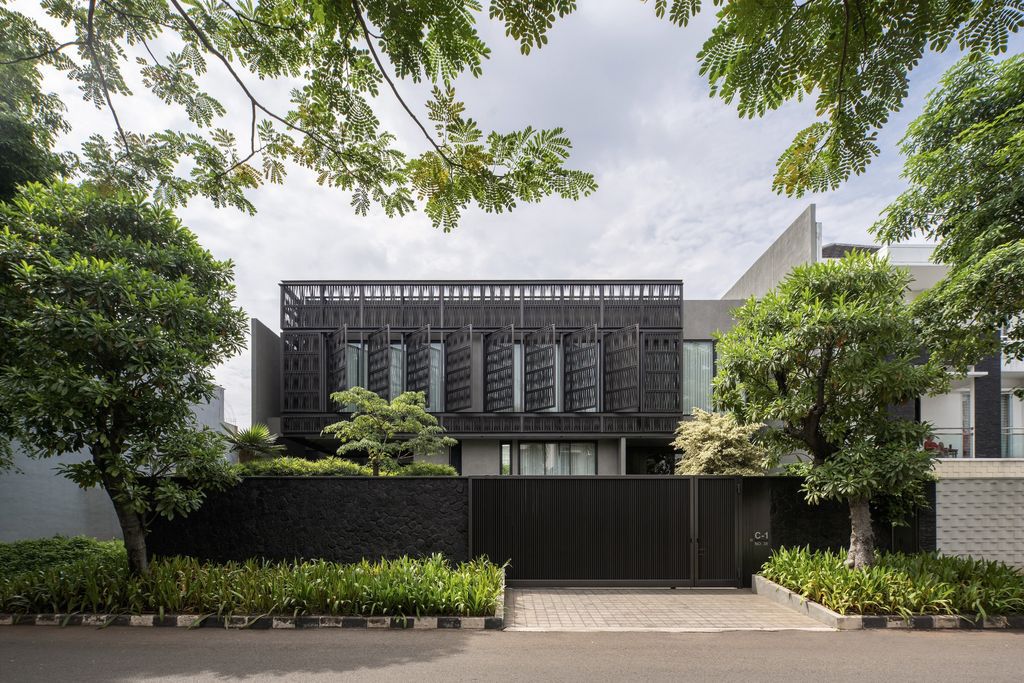 DS House Creates Seamless in-outdoor Integration by Wahana Architects