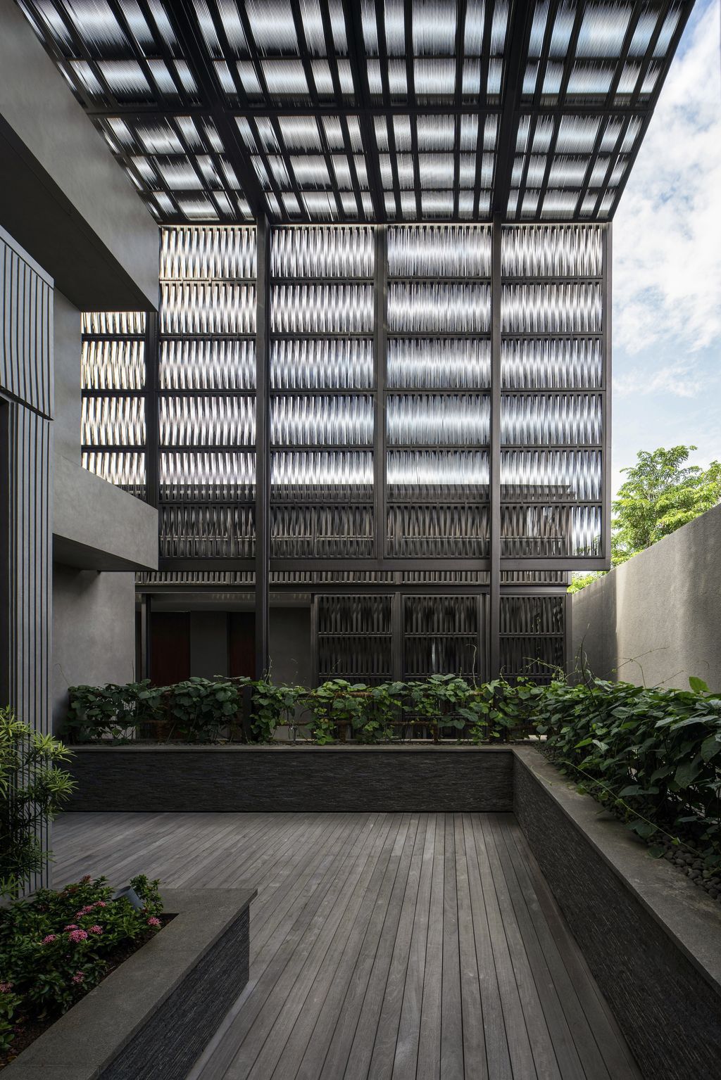 DS House Creates Seamless in-outdoor Integration by Wahana Architects