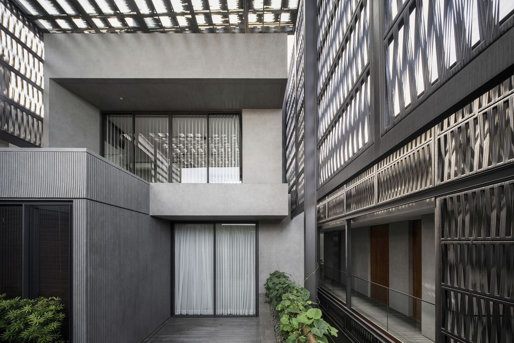 DS House Creates Seamless in-outdoor Integration by Wahana Architects