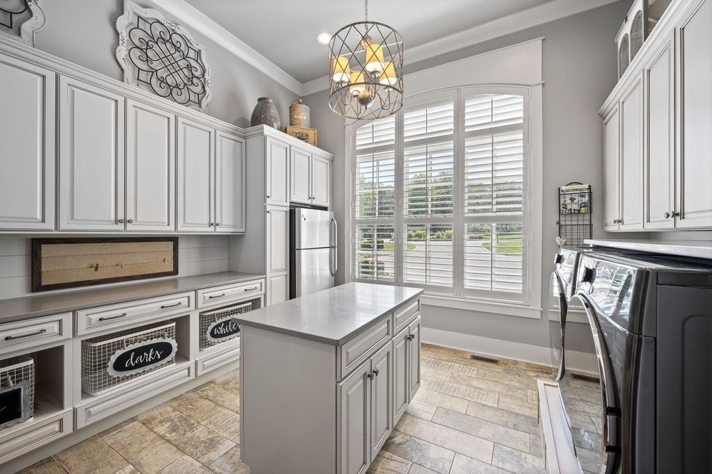 Impressive Designer Home in Brentwood, TN: A Masterpiece of Elegance and Sophistication for $3.5M