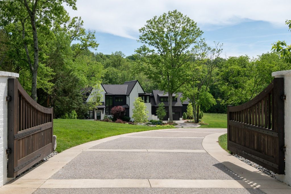 Luxurious Estate in College Grove, TN: A Magnificent Residence Crafted for Unmatched Opulence and Comfort, Listed at $8M