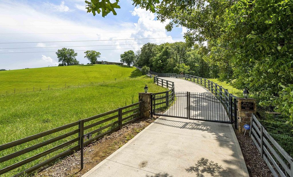 Stunning 250-Acre Turnkey Estate in Strawberry Plains, TN - A Haven for Gentleman's Farm Enthusiasts, Priced at $5.799 Million