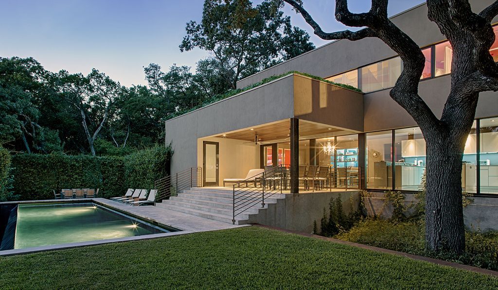 West Lake Hills Residence with impressive landscape by Specht Architects