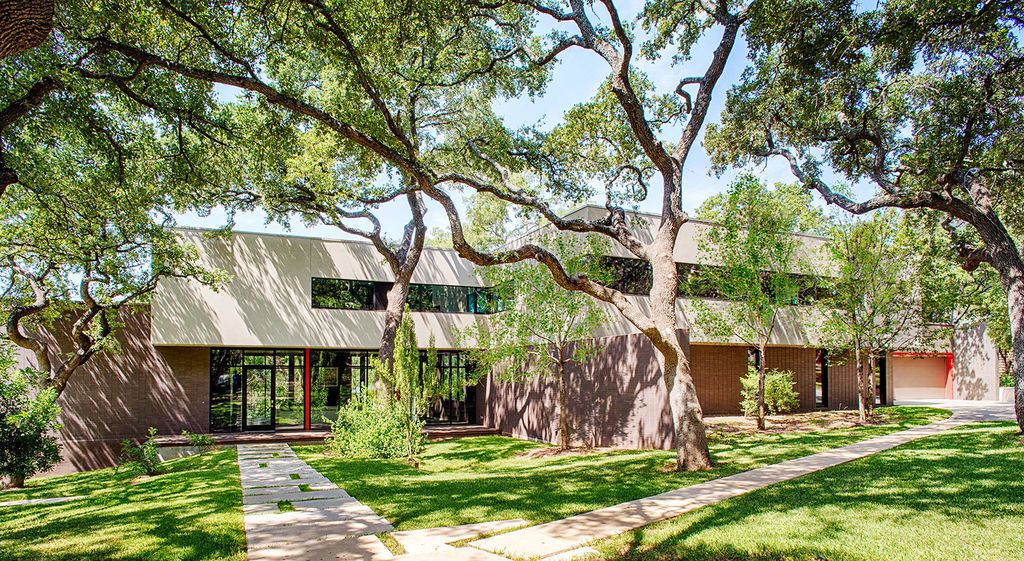West Lake Hills Residence with impressive landscape by Specht Architects