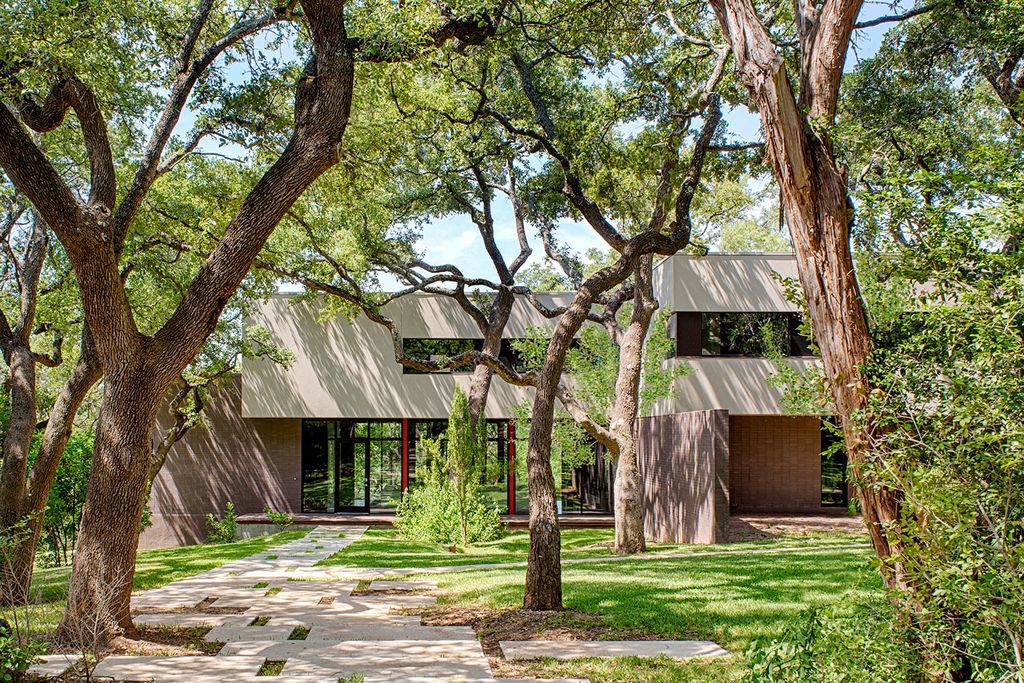 West Lake Hills Residence with impressive landscape by Specht Architects