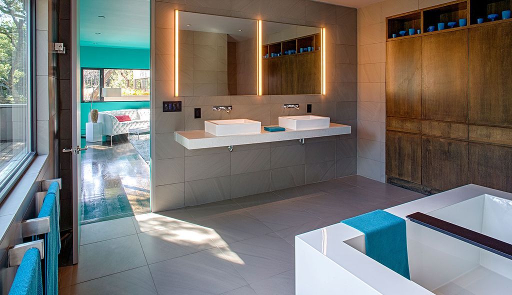 West Lake Hills Residence with impressive landscape by Specht Architects