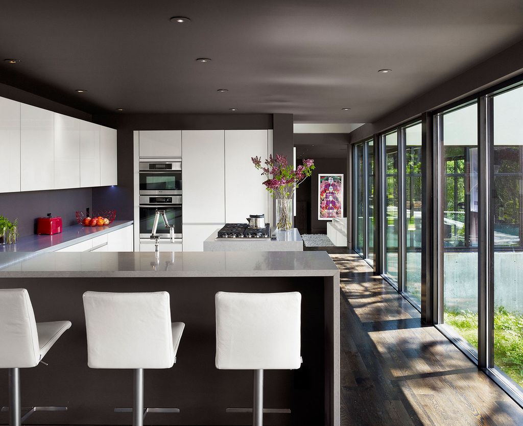 West Lake Hills Residence with impressive landscape by Specht Architects