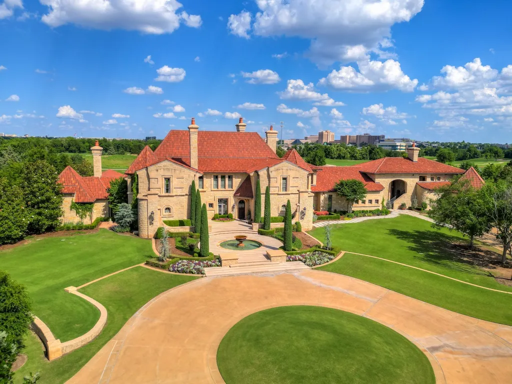 14200 Gaillardia Lane Home in Oklahoma City, Oklahoma. Nestled within the prestigious and privately gated Gaillardia Estates, this extraordinary estate designed by Jim Frazier is a true masterpiece. Situated on 3 private acres, it offers breathtaking panoramic views of holes #3 and #10 on the acclaimed Arthur Hill's Gaillardia Golf Course.