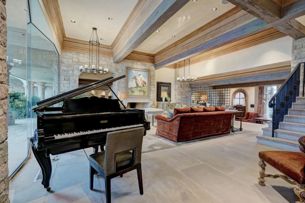 14200 Gaillardia Lane Home in Oklahoma City, Oklahoma. Nestled within the prestigious and privately gated Gaillardia Estates, this extraordinary estate designed by Jim Frazier is a true masterpiece. Situated on 3 private acres, it offers breathtaking panoramic views of holes #3 and #10 on the acclaimed Arthur Hill's Gaillardia Golf Course.