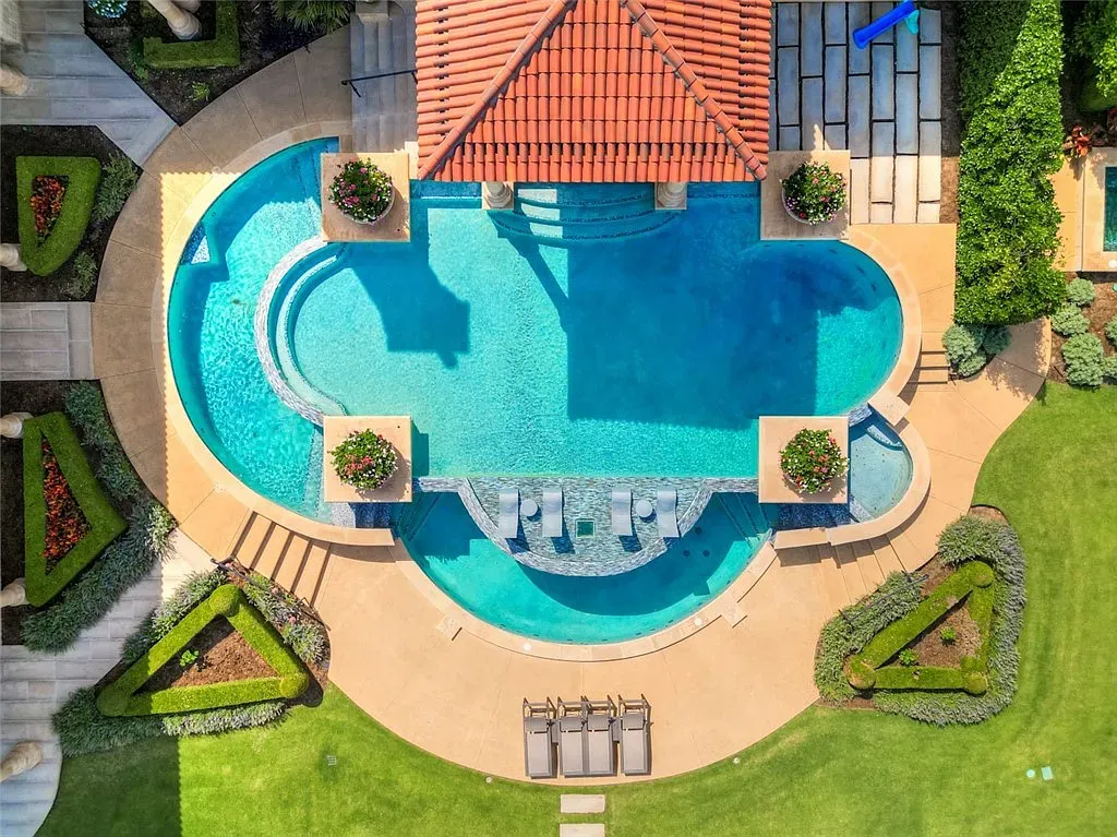 14200 Gaillardia Lane Home in Oklahoma City, Oklahoma. Nestled within the prestigious and privately gated Gaillardia Estates, this extraordinary estate designed by Jim Frazier is a true masterpiece. Situated on 3 private acres, it offers breathtaking panoramic views of holes #3 and #10 on the acclaimed Arthur Hill's Gaillardia Golf Course.