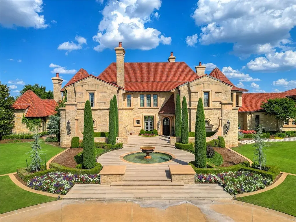 14200 Gaillardia Lane Home in Oklahoma City, Oklahoma. Nestled within the prestigious and privately gated Gaillardia Estates, this extraordinary estate designed by Jim Frazier is a true masterpiece. Situated on 3 private acres, it offers breathtaking panoramic views of holes #3 and #10 on the acclaimed Arthur Hill's Gaillardia Golf Course.