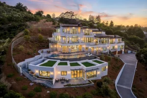 The Skyward Retreat: A Modern Hilltop Mansion with Unparalleled Views in Hillsborough, California