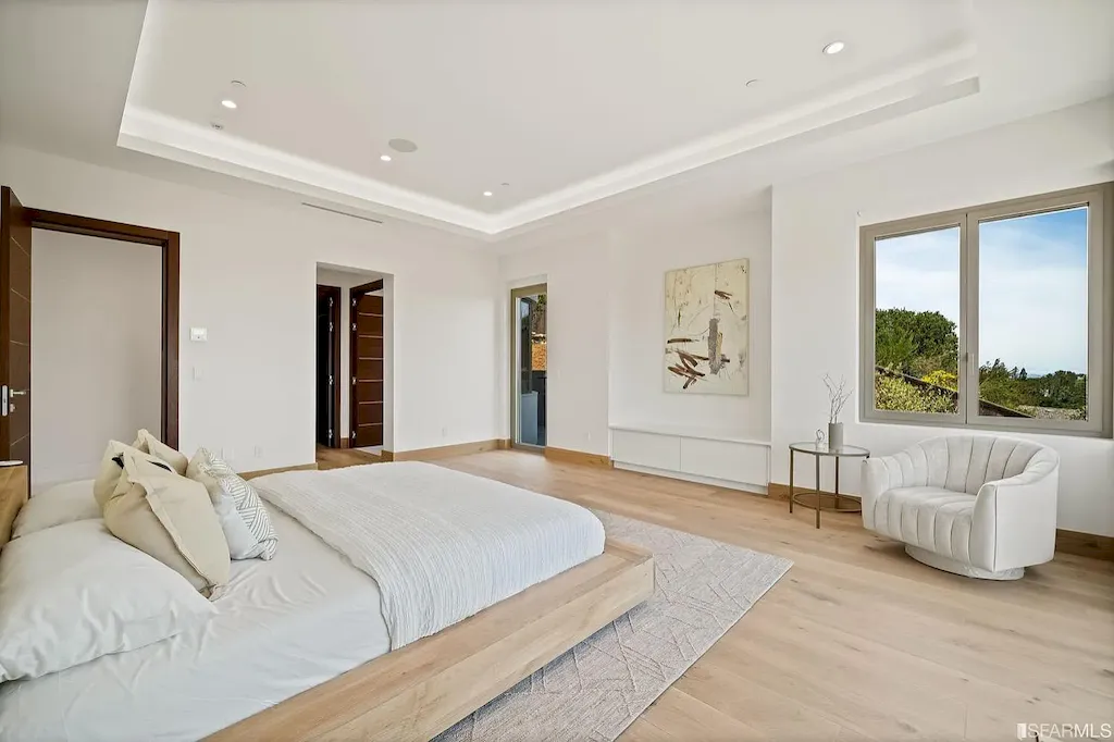 165 Woodridge Road Home in Hillsborough, California. Situated on 2.19 acres, this brand new state-of-the-art construction in Northern California boasts unobstructed, panoramic views as far as the eye can see. The architectural marvel features 26-ft high curved ceilings, rounded walls, and floor-to-ceiling windows, bathing the interior in natural light and showcasing breathtaking 180-degree bay and canyon vistas. Step onto the stunning limestone terrace, where a curved pool with a dancing water feature, spa, built-in Kalamazoo bbq station, outdoor shower, and access to a luxurious 2-bedroom, 2-bath guest house await. 