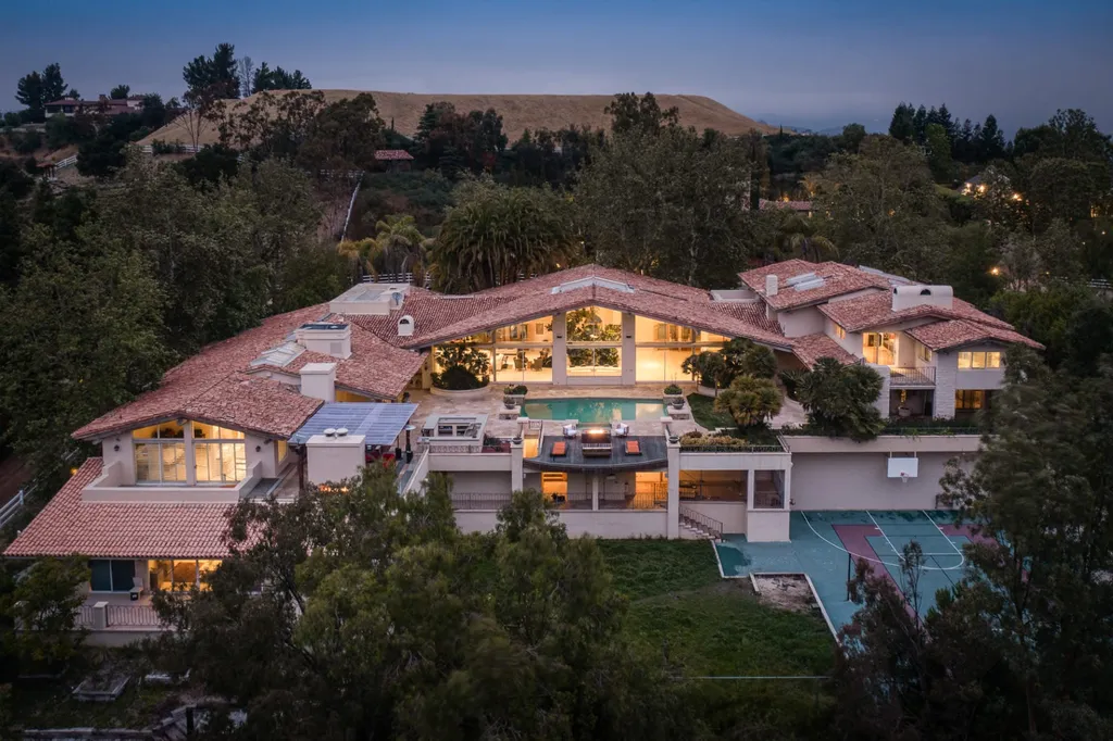 25120 Jim Bridger Road Home in Hidden Hills, California. Situated on a spacious lot of nearly one and a half acres in the prestigious Ashley Ridge enclave of Hidden Hills, a guard-gated community, this custom-designed estate spans 16,000 square feet and showcases impeccable details against a backdrop of breathtaking canyon views.