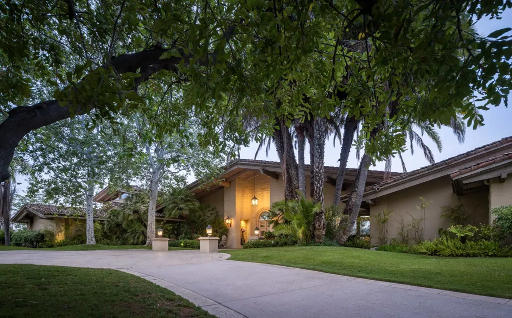 25120 Jim Bridger Road Home in Hidden Hills, California. Situated on a spacious lot of nearly one and a half acres in the prestigious Ashley Ridge enclave of Hidden Hills, a guard-gated community, this custom-designed estate spans 16,000 square feet and showcases impeccable details against a backdrop of breathtaking canyon views.