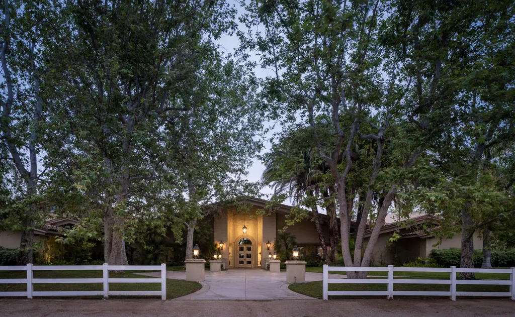 25120 Jim Bridger Road Home in Hidden Hills, California. Situated on a spacious lot of nearly one and a half acres in the prestigious Ashley Ridge enclave of Hidden Hills, a guard-gated community, this custom-designed estate spans 16,000 square feet and showcases impeccable details against a backdrop of breathtaking canyon views.