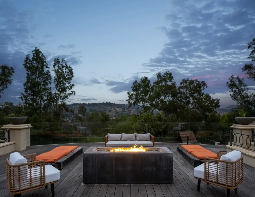 25120 Jim Bridger Road Home in Hidden Hills, California. Situated on a spacious lot of nearly one and a half acres in the prestigious Ashley Ridge enclave of Hidden Hills, a guard-gated community, this custom-designed estate spans 16,000 square feet and showcases impeccable details against a backdrop of breathtaking canyon views.
