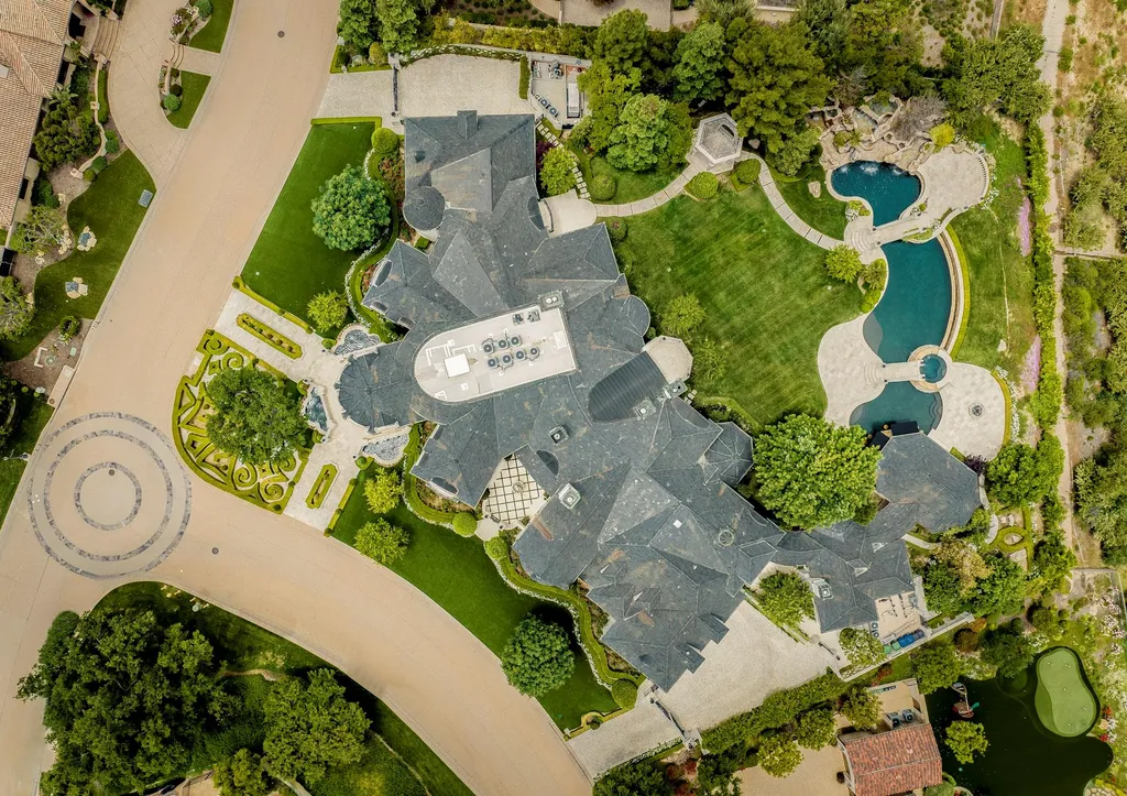 25365 Prado De La Felicidad Home in Calabasas, California. Calabasas, California - Prepare to be captivated by one of the most stunning properties in all of Calabasas. This extraordinary architectural masterpiece showcases French influence and design, nestled behind the prestigious second gate in The Estates at The Oaks. Situated on over 1.1 acres of land and boasting panoramic city and mountain views, this residence is a true testament to luxury and craftsmanship.