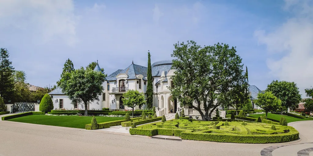25365 Prado De La Felicidad Home in Calabasas, California. Calabasas, California - Prepare to be captivated by one of the most stunning properties in all of Calabasas. This extraordinary architectural masterpiece showcases French influence and design, nestled behind the prestigious second gate in The Estates at The Oaks. Situated on over 1.1 acres of land and boasting panoramic city and mountain views, this residence is a true testament to luxury and craftsmanship.