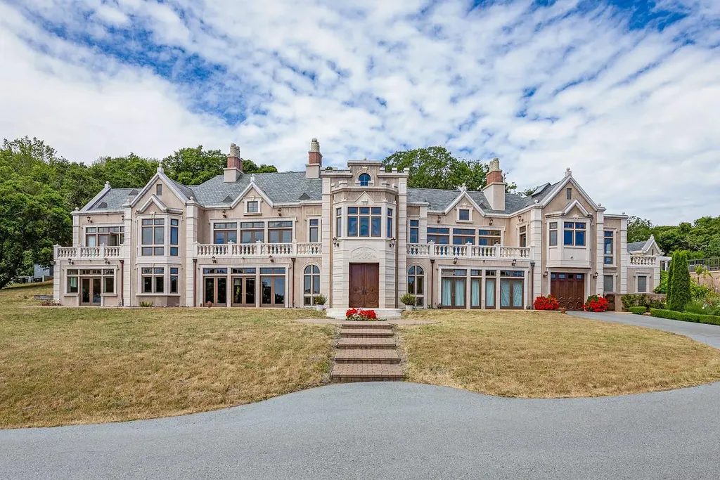 490 Las Pulgas Drive Home in Woodside, California. Step into a world of opulence and European elegance in this extraordinary residence situated on 5.32 acres of private gated land. Crafted with impeccable attention to detail by renowned builder Markay Johnson in 2014, this home offers breathtaking views of the San Francisco Bay. 