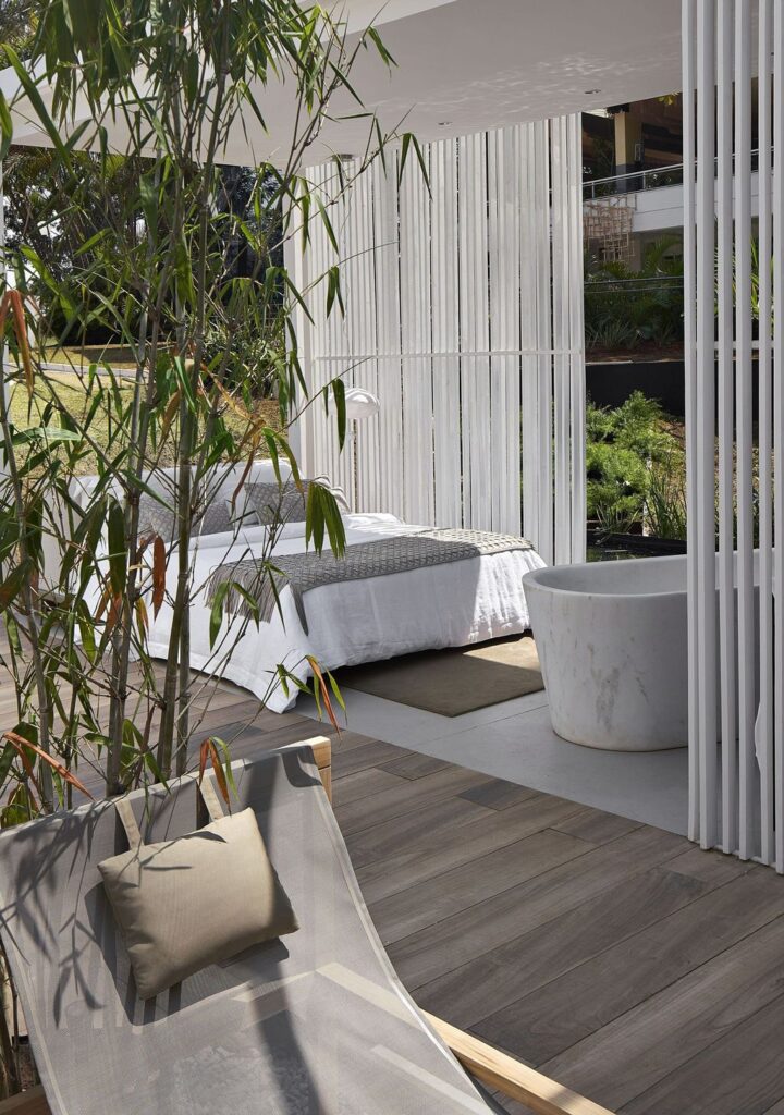 Acqua House with simplicity functionality by Cristina Menezes Arquitetura 10