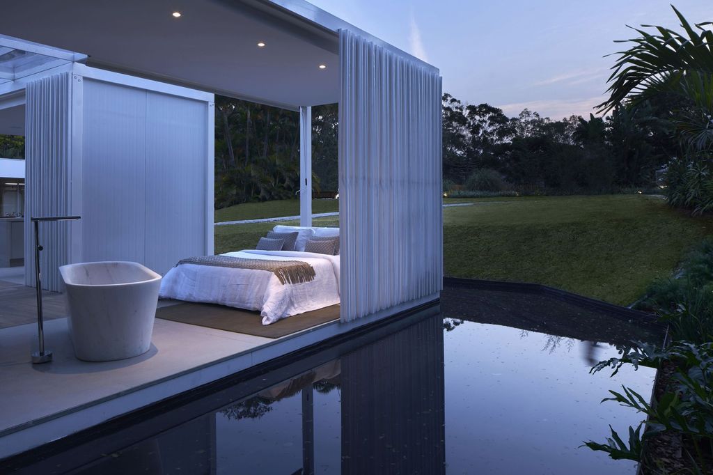 Acqua House with simplicity & functionality by Cristina Menezes Arquitetura