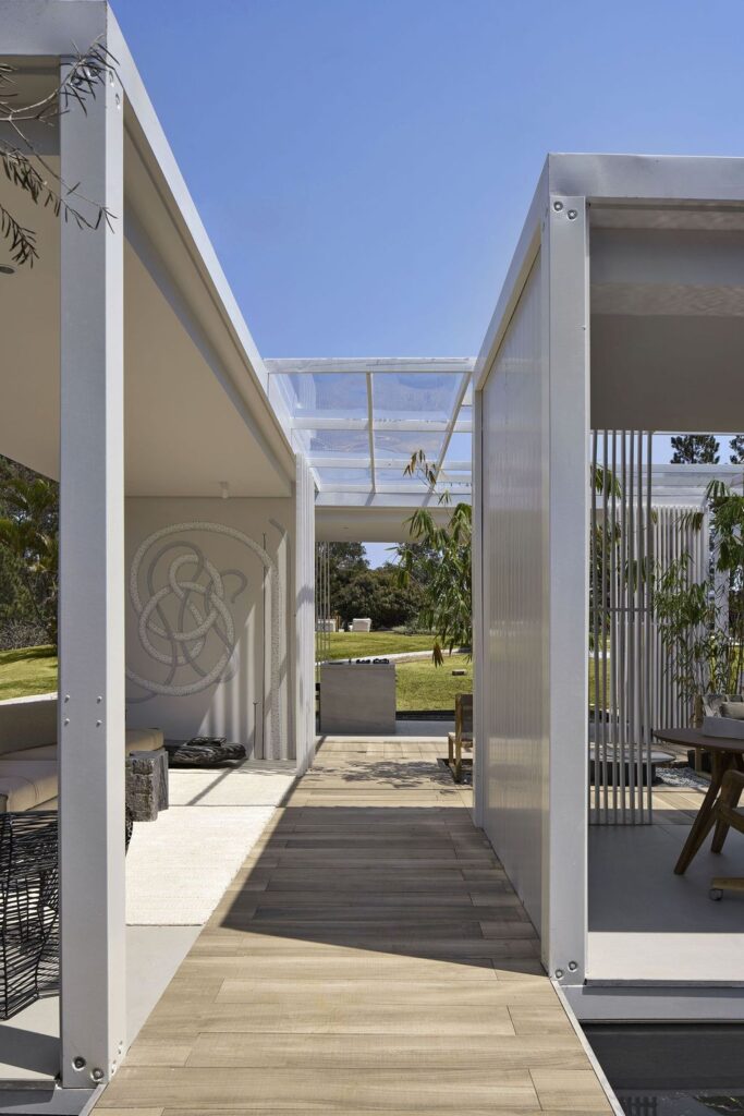Acqua House with simplicity functionality by Cristina Menezes Arquitetura 9