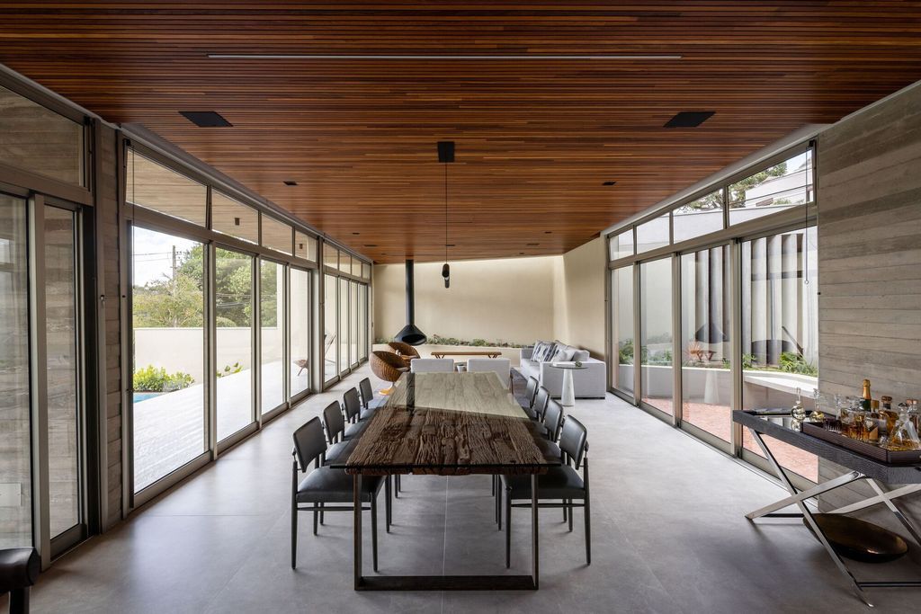 Axial House harmonious connection with surroundings by TAU Arquitetos 1