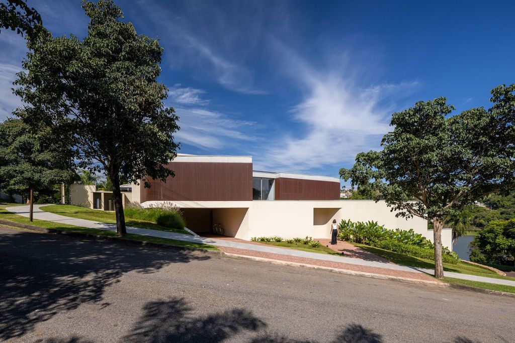 Axial House, harmonious connection with surroundings by TAU Arquitetos