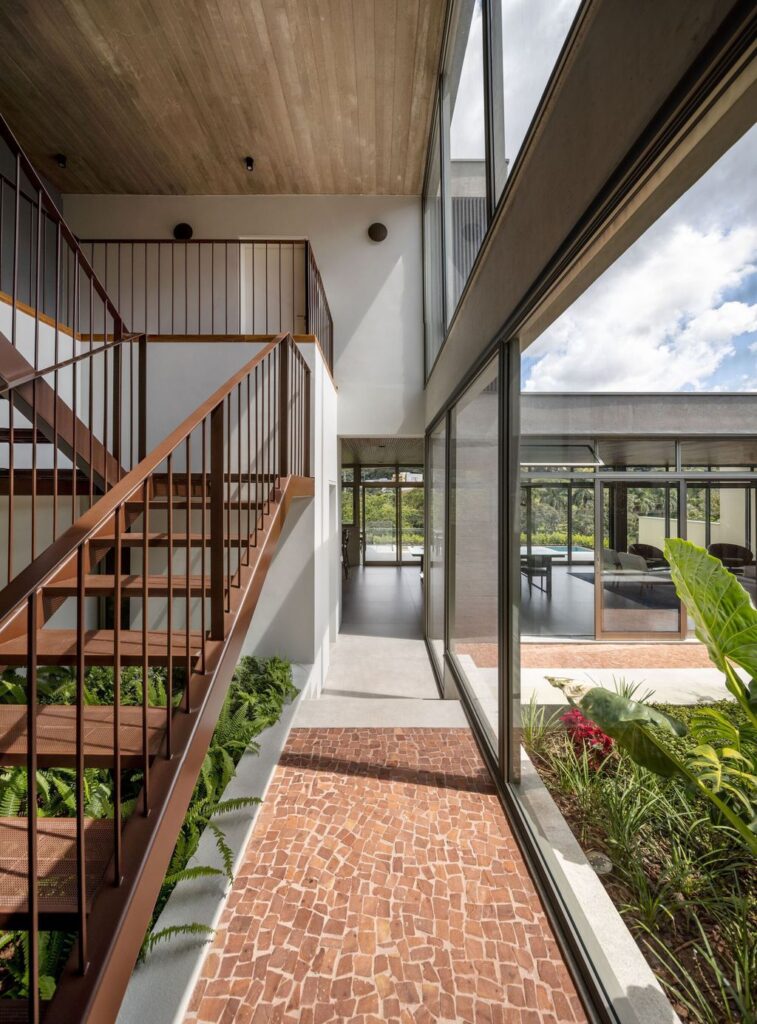 Axial House harmonious connection with surroundings by TAU Arquitetos 19