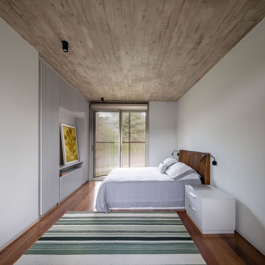 Axial House, harmonious connection with surroundings by TAU Arquitetos