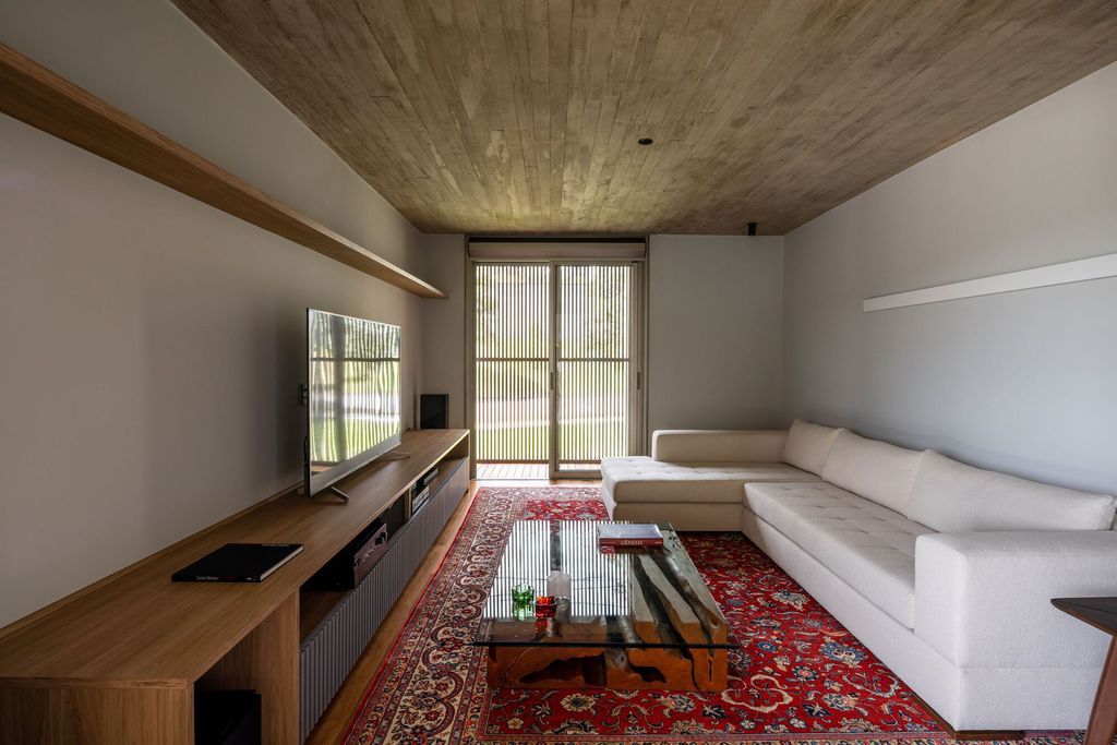 Axial House, harmonious connection with surroundings by TAU Arquitetos