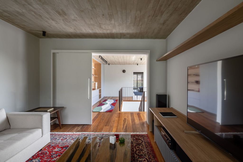 Axial House, harmonious connection with surroundings by TAU Arquitetos
