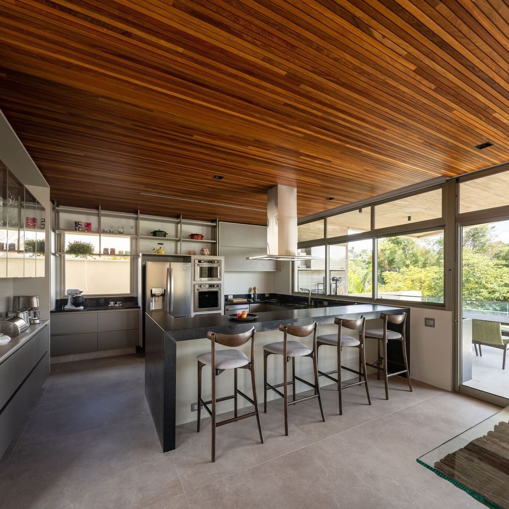 Axial House, harmonious connection with surroundings by TAU Arquitetos