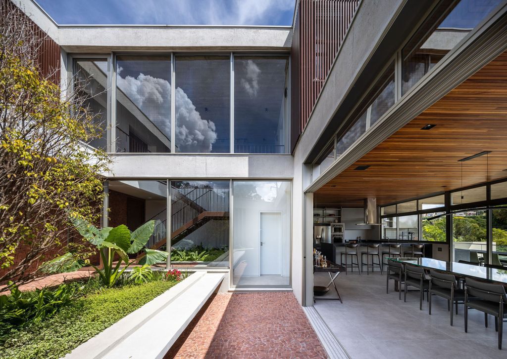 Axial House, harmonious connection with surroundings by TAU Arquitetos