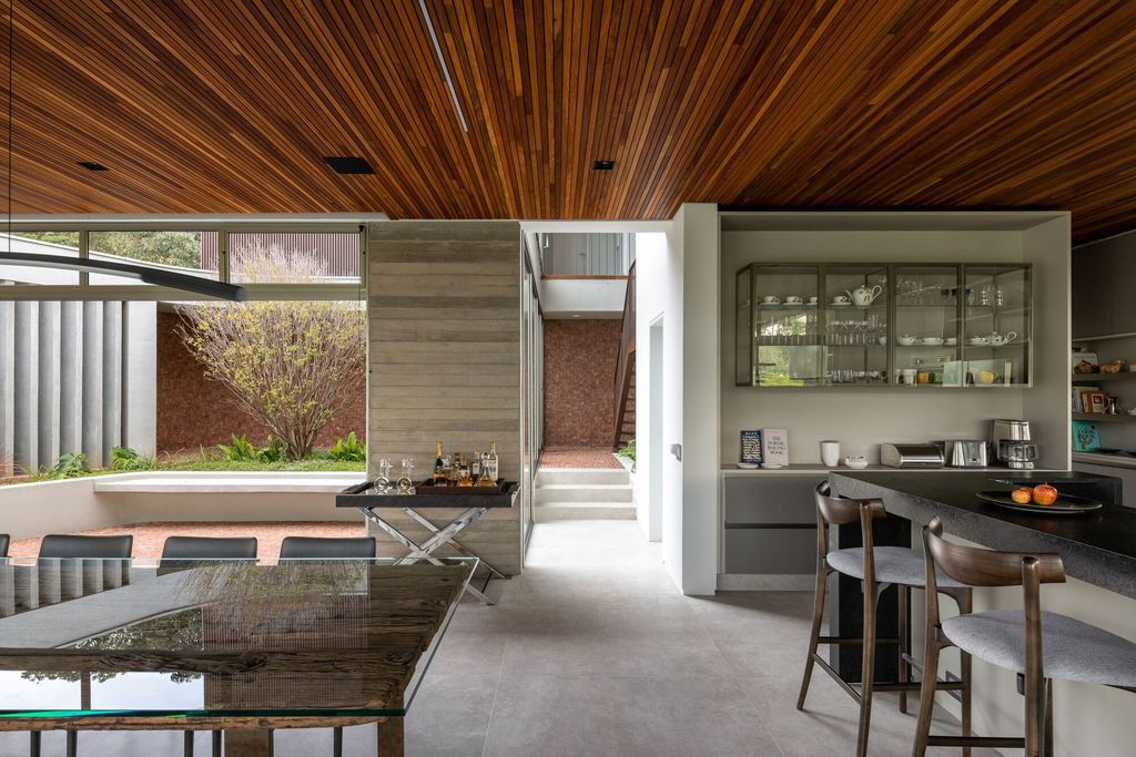 Axial House, harmonious connection with surroundings by TAU Arquitetos