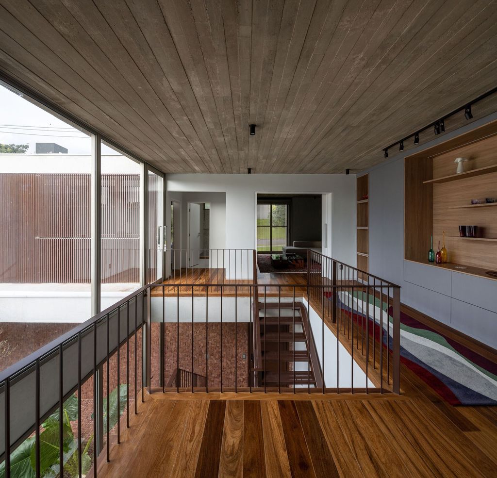 Axial House, harmonious connection with surroundings by TAU Arquitetos