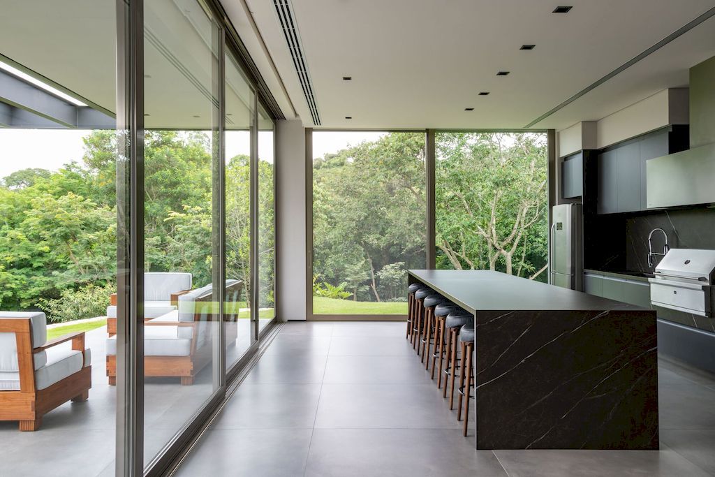 Casa La Dinda Offers Picturesque View by Alexandre Chaguri Arquitetura