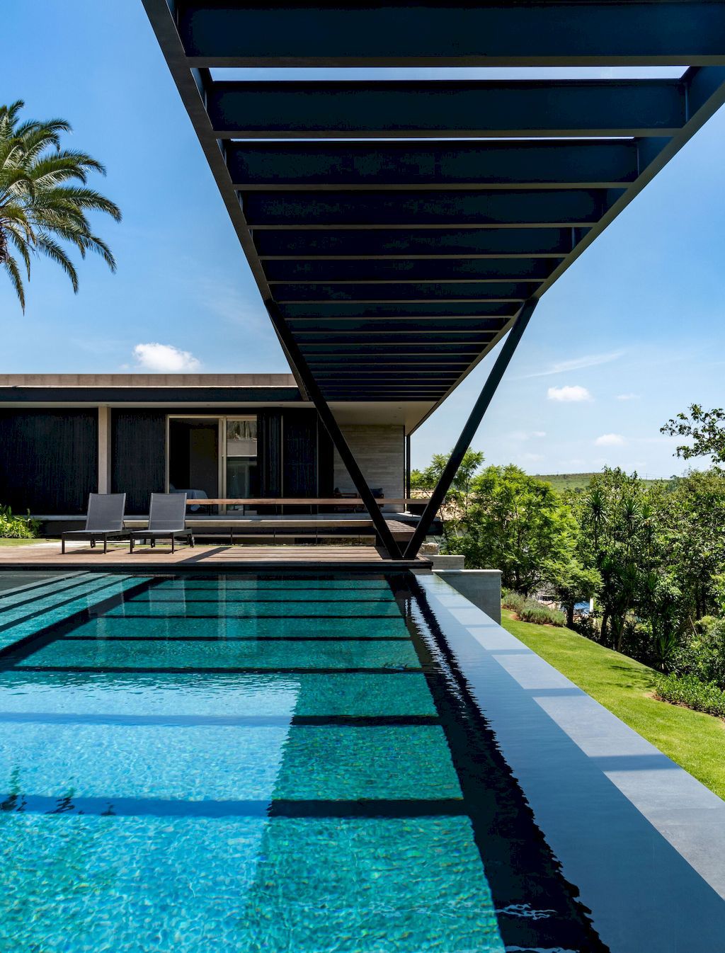 Casa La Dinda Offers Picturesque View by Alexandre Chaguri Arquitetura