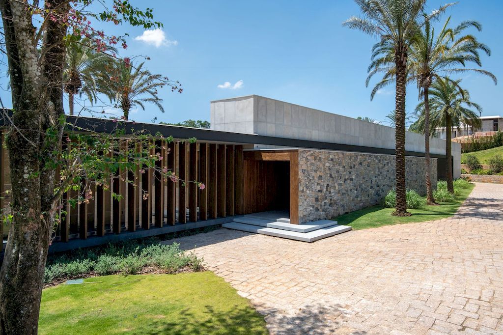 Casa La Dinda Offers Picturesque View by Alexandre Chaguri Arquitetura