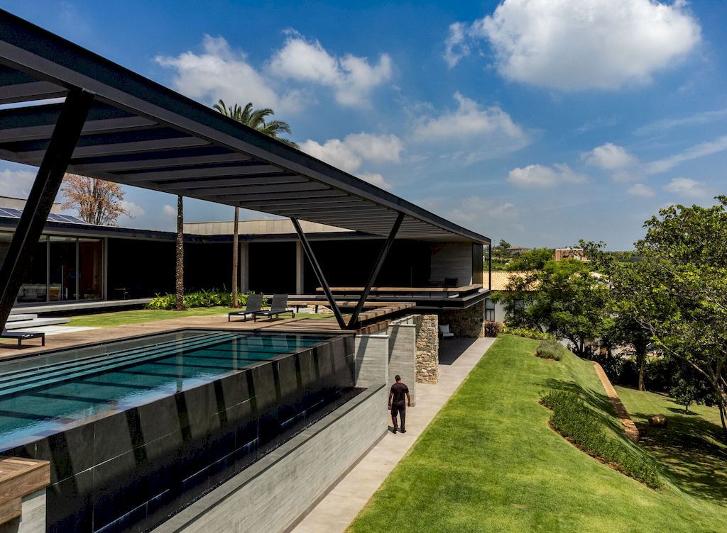Casa La Dinda Offers Picturesque View by Alexandre Chaguri Arquitetura