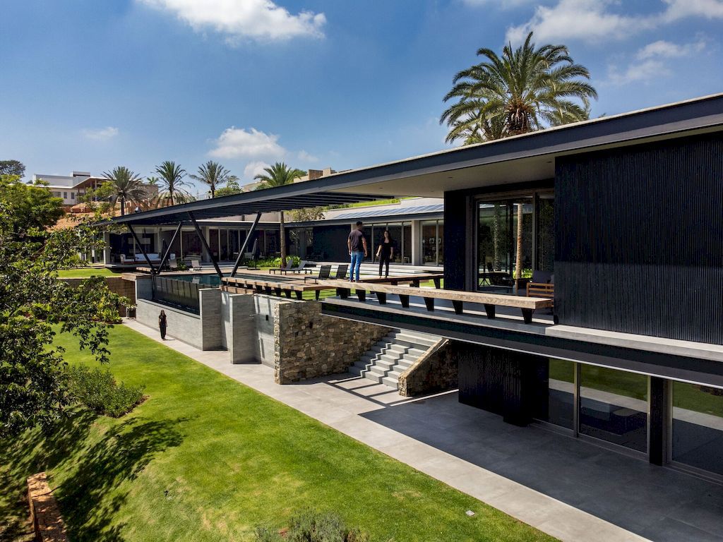 Casa La Dinda Offers Picturesque View by Alexandre Chaguri Arquitetura