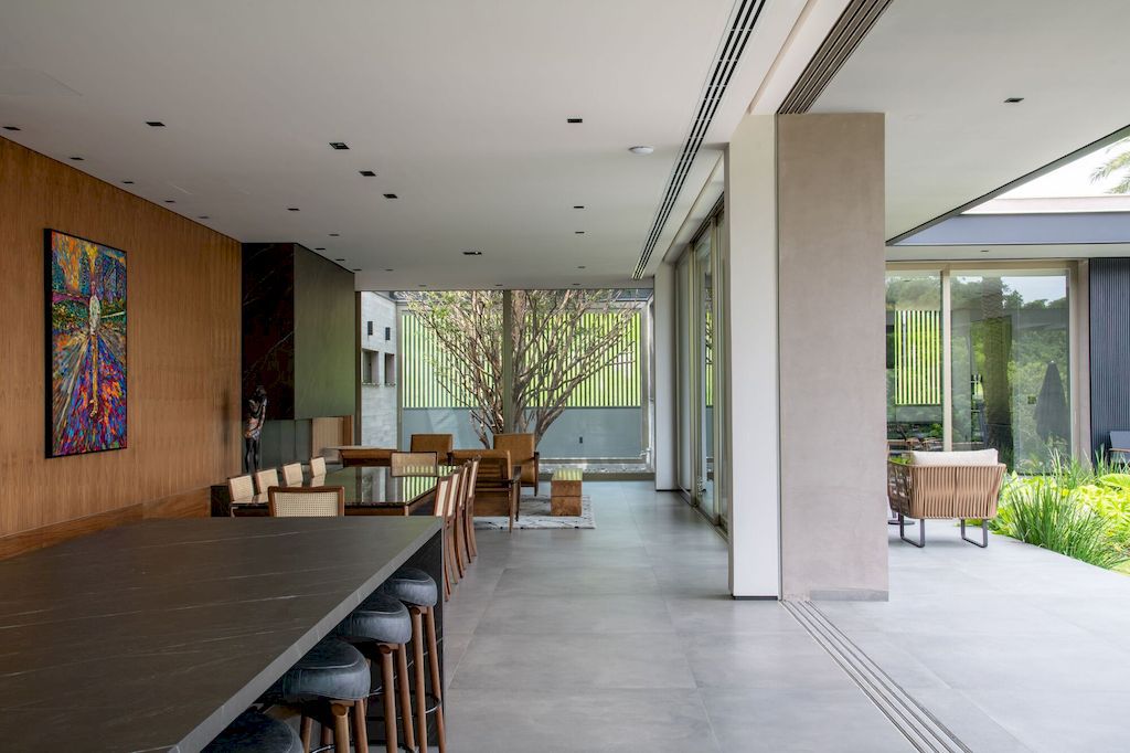 Casa La Dinda Offers Picturesque View by Alexandre Chaguri Arquitetura