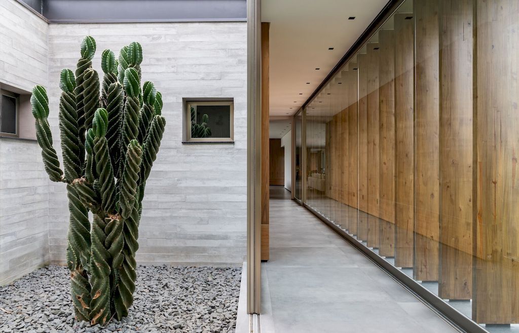 Casa La Dinda Offers Picturesque View by Alexandre Chaguri Arquitetura