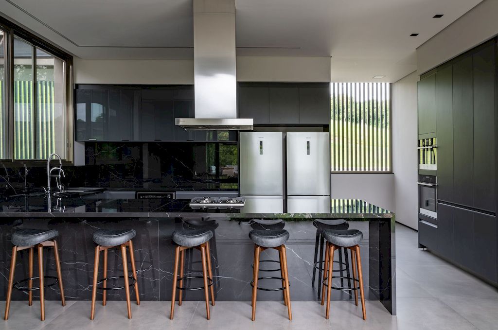 Casa La Dinda Offers Picturesque View by Alexandre Chaguri Arquitetura