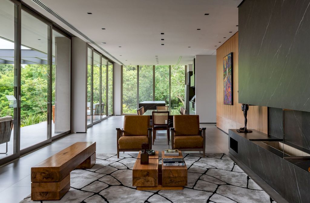 Casa La Dinda Offers Picturesque View by Alexandre Chaguri Arquitetura