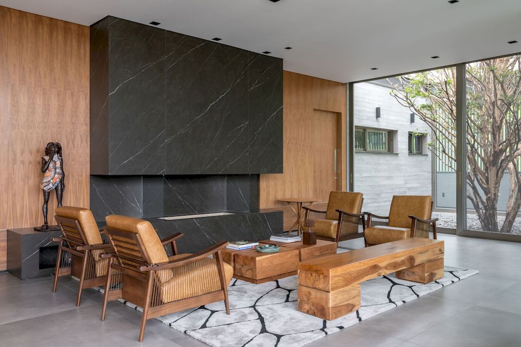 Casa La Dinda Offers Picturesque View by Alexandre Chaguri Arquitetura