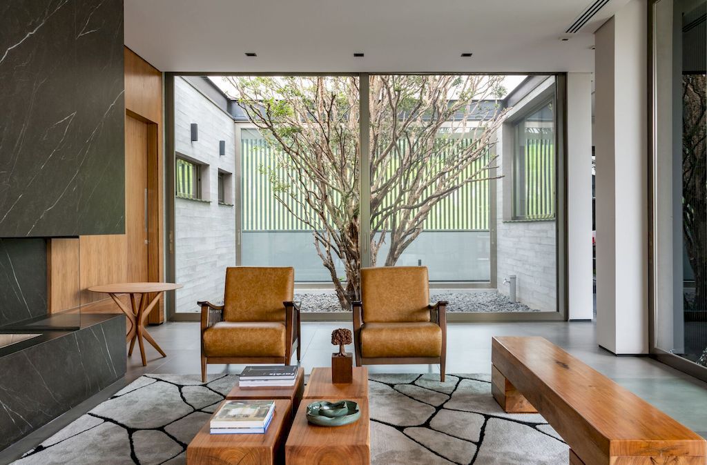 Casa La Dinda Offers Picturesque View by Alexandre Chaguri Arquitetura