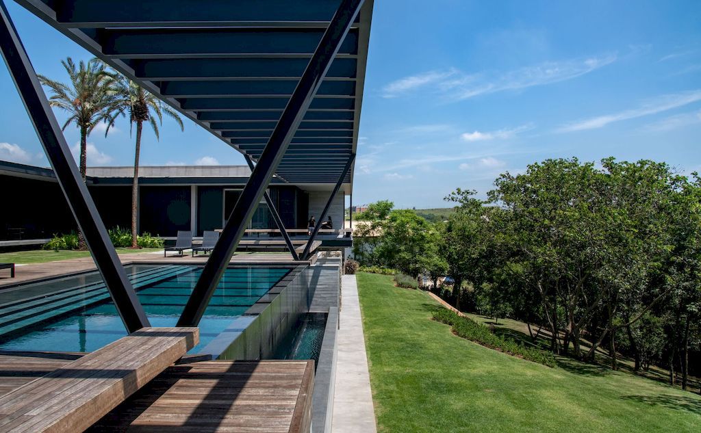 Casa La Dinda Offers Picturesque View by Alexandre Chaguri Arquitetura